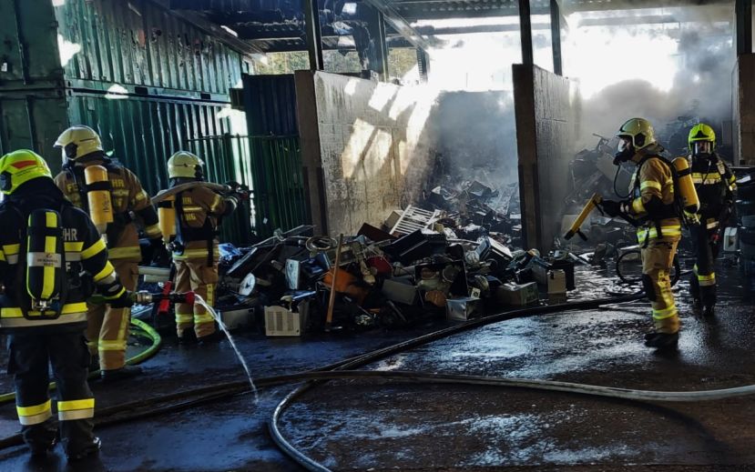 6 Feuerwehren kämpfen gegen Industriebrand