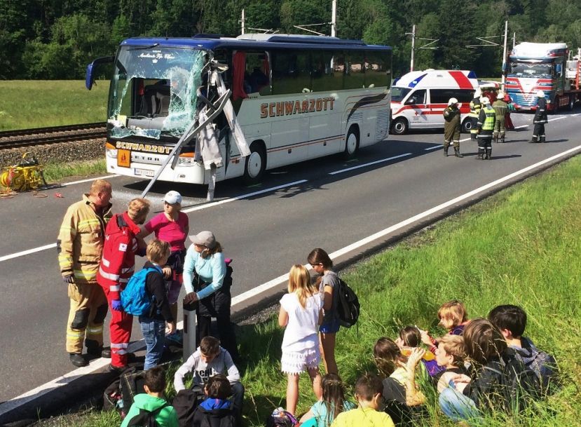 Schwerer Unfall mit Reisebus