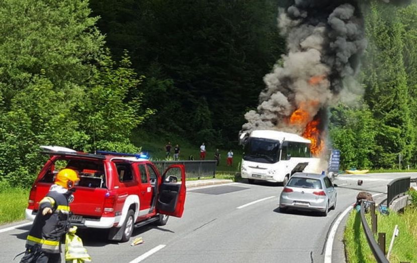 Reisebus stand in Flammen