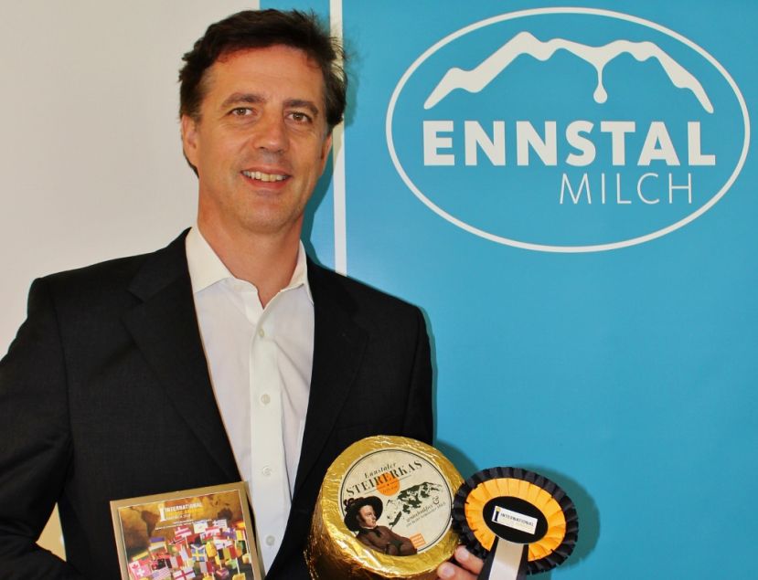Ennstal Milch Geschäftsführer Harald Steinlechner mit dem Award für den Ennstaler Steierkas