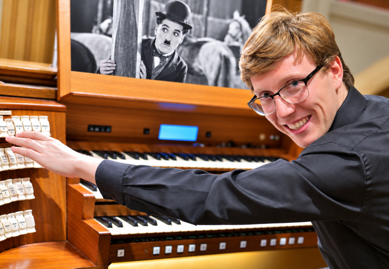 Charlie Chaplin auf der Kirchenorgel