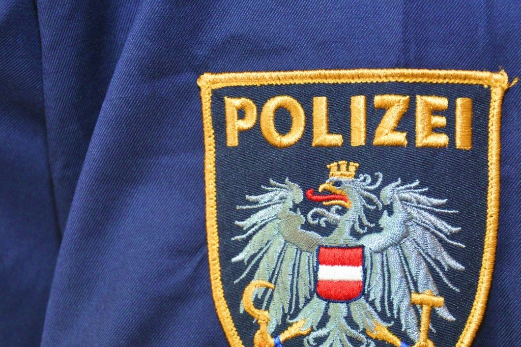 Polizeibeamter von Türken attackiert.