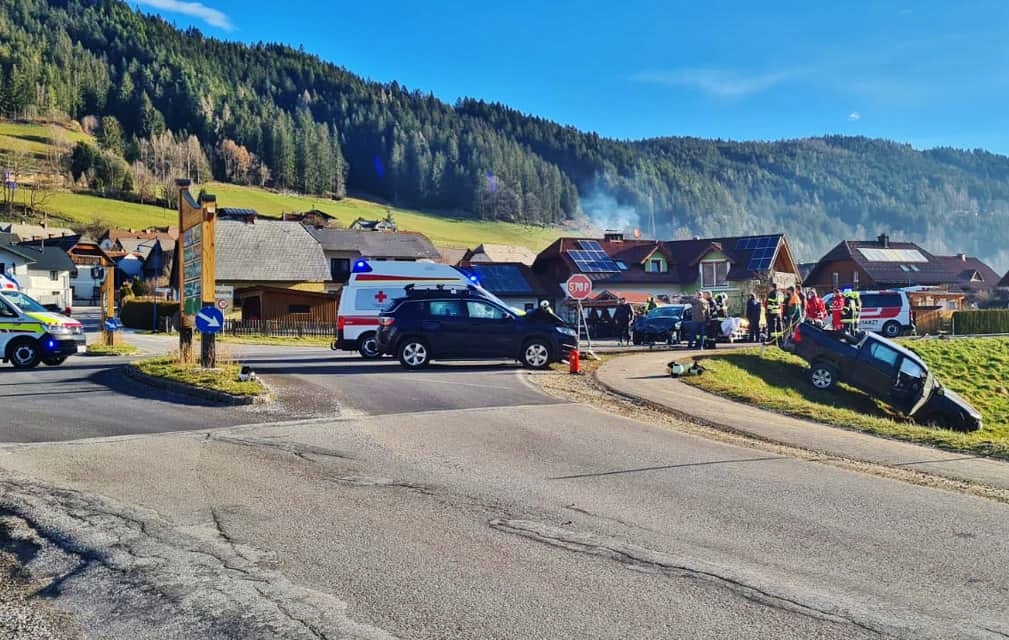 Schwerer Verkehrsunfall im Kreuzungsbereich