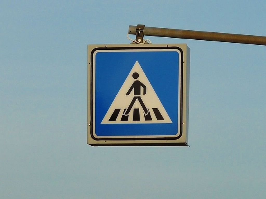 Frau auf Schutzweg angefahren