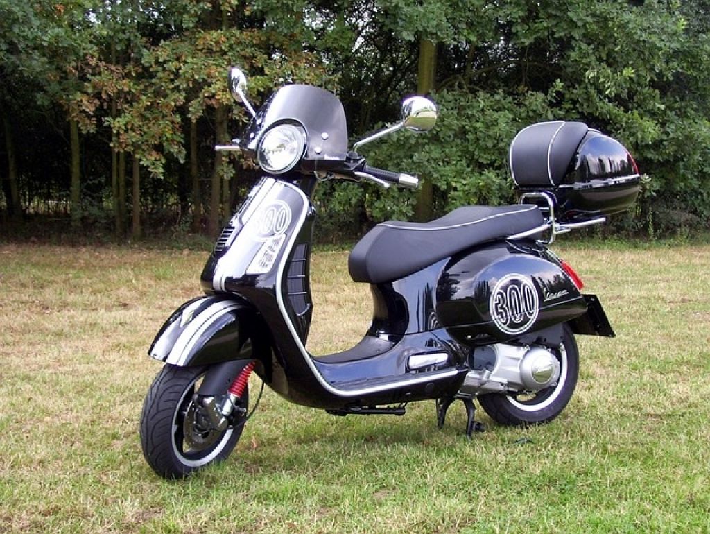 LKW streifte Moped und flüchtete