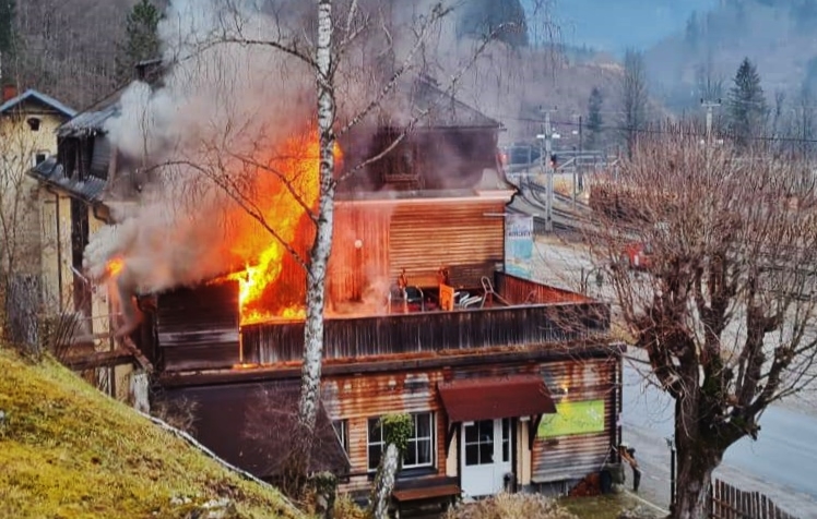 Feuer-Hölle auf der Terrasse
