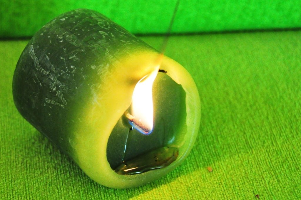Kerze löste Zimmerbrand aus.