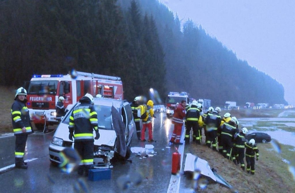 Drei Verletzte bei Überholmanöver