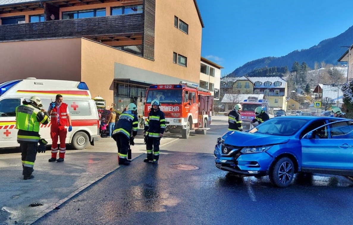 PKW von Fahrbahn abgekommen