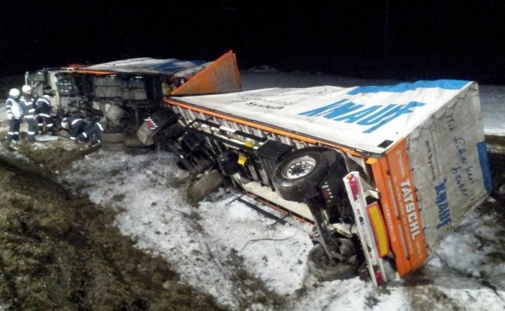 LKW-Zug stürzte in die Wiese