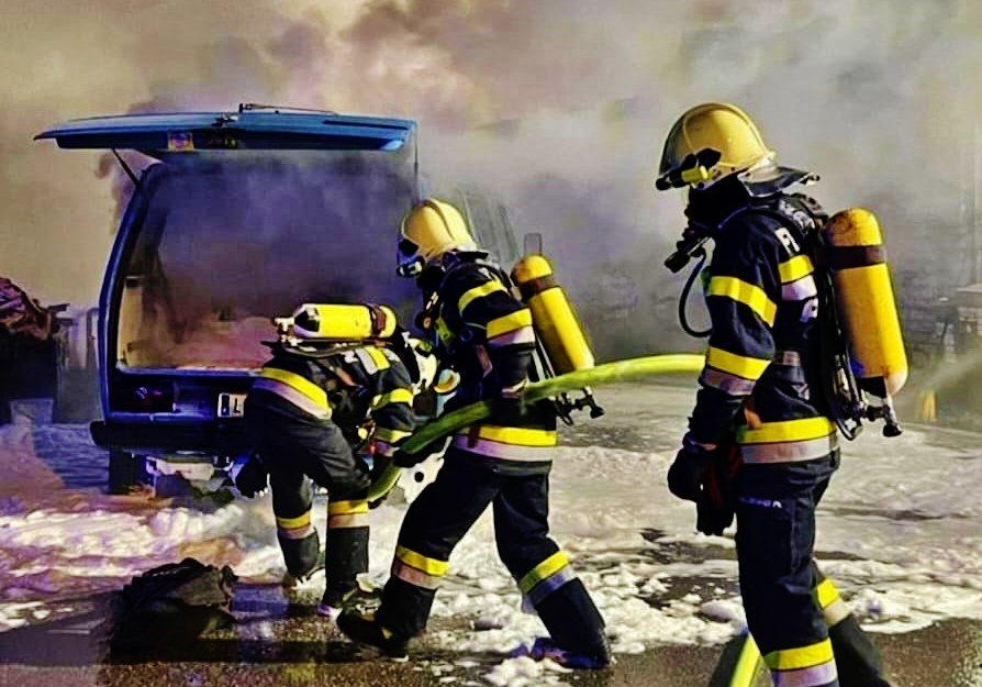 Fahrzeugbrand bei einem Gasthaus