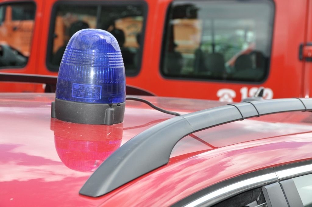 Zwei PKWs über Böschung gestürzt