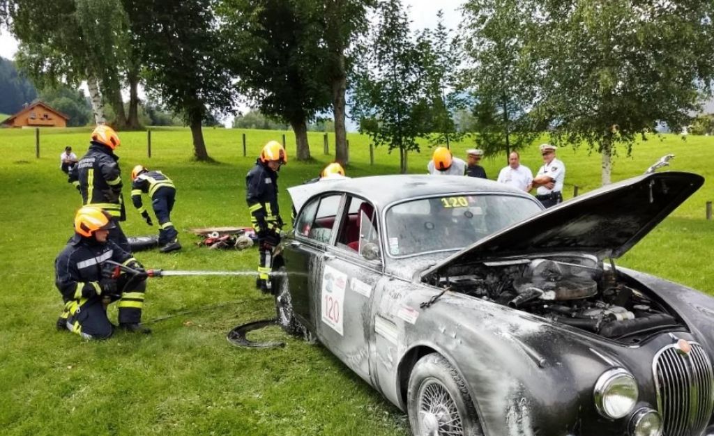 Jaguar brannte bei Ennstal Classic
