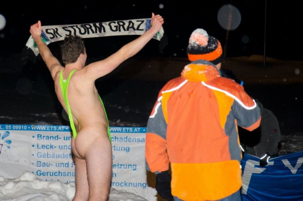 Harte Jungs beim Waterslide Contest