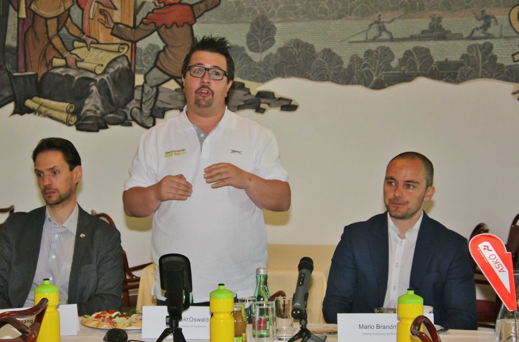 Hauptsponsor und 8 Orte präsentiert