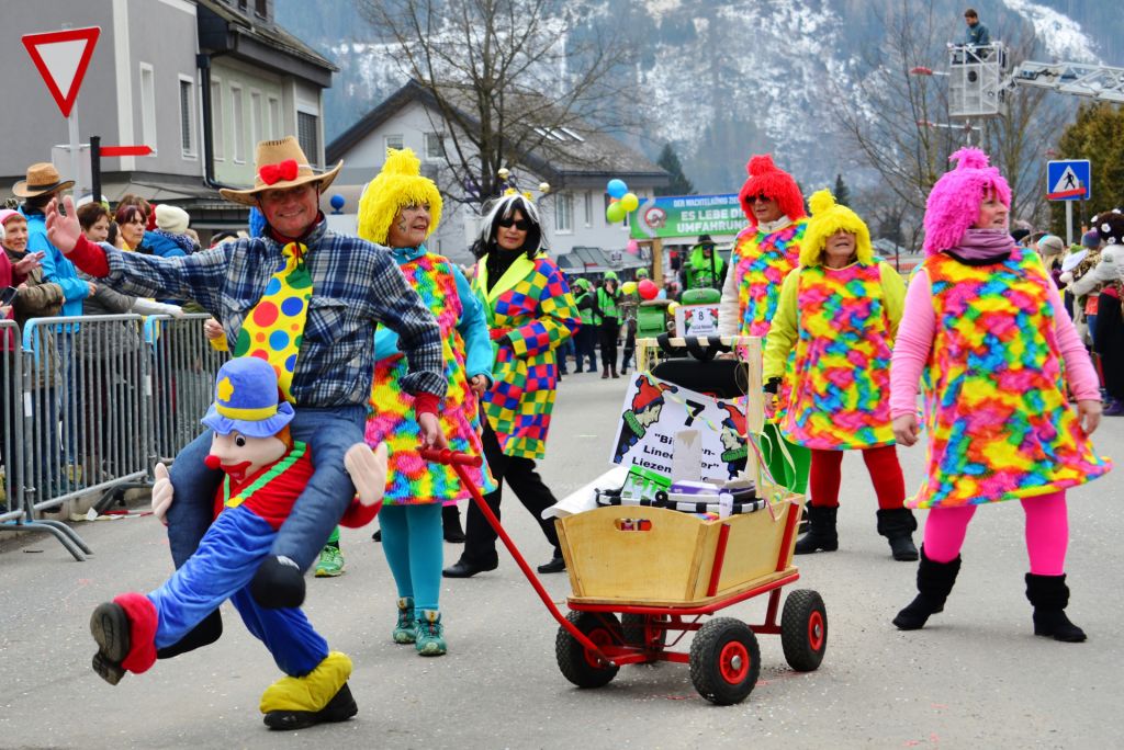Buntes Bild beim Faschingsumzug