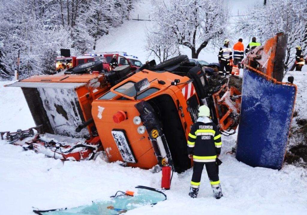 Unfall mit Schneepflug auf B146