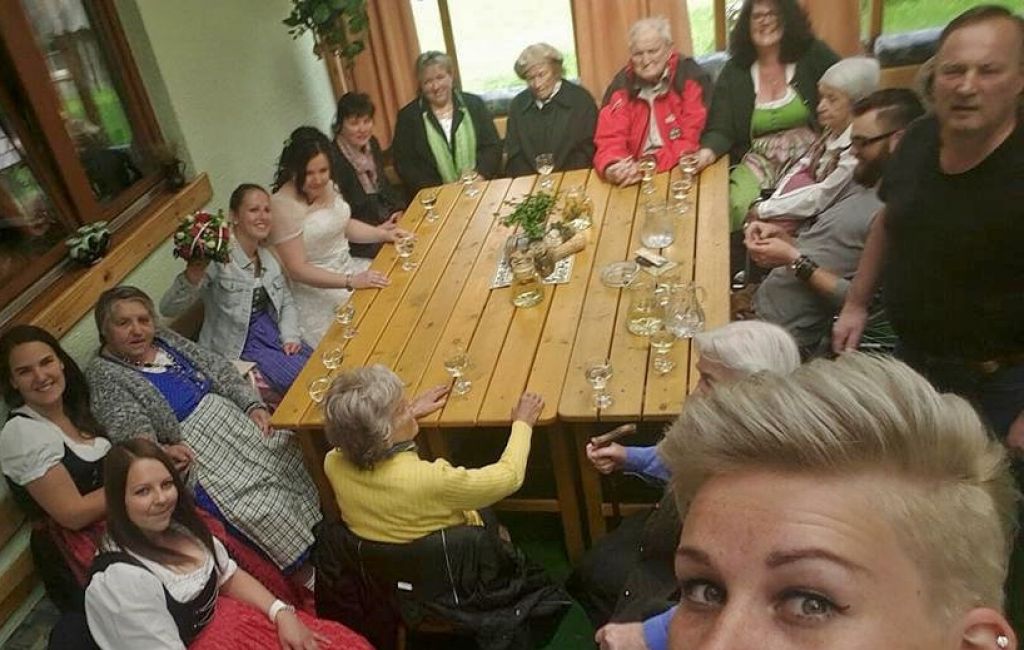 Pflegeheimbewohner stehlen die Braut