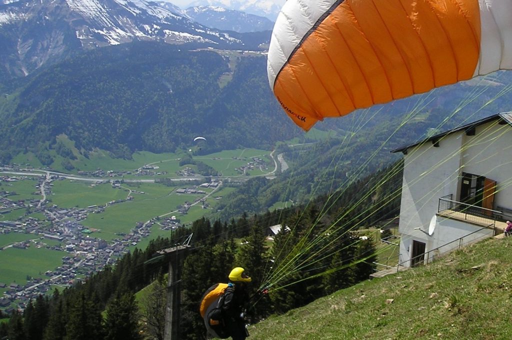 Paragleiter kollidierte mit Hausdach