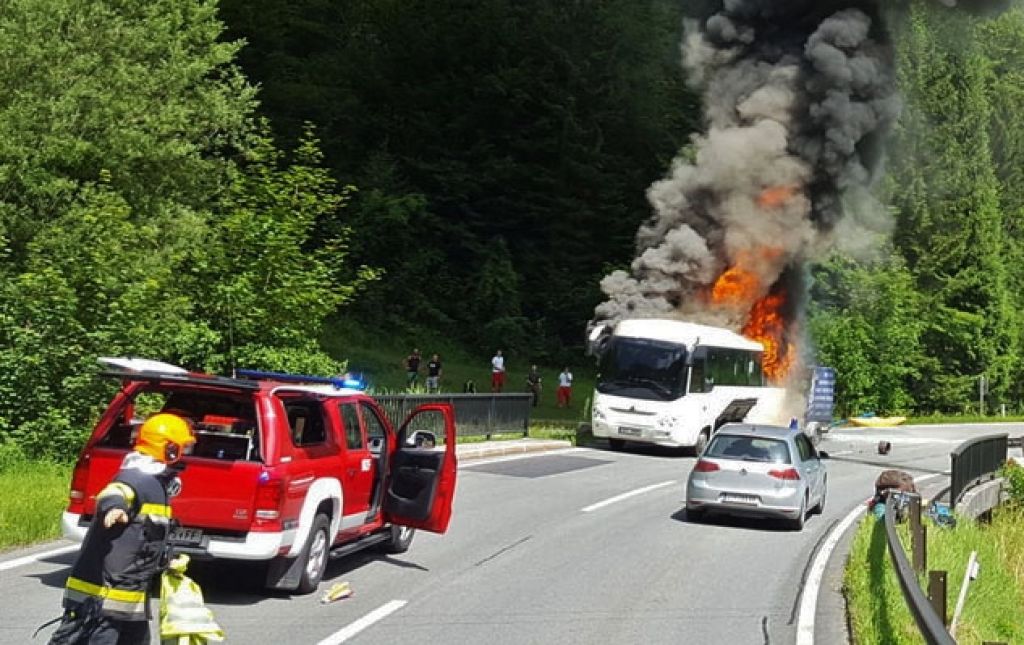 Reisebus stand in Flammen