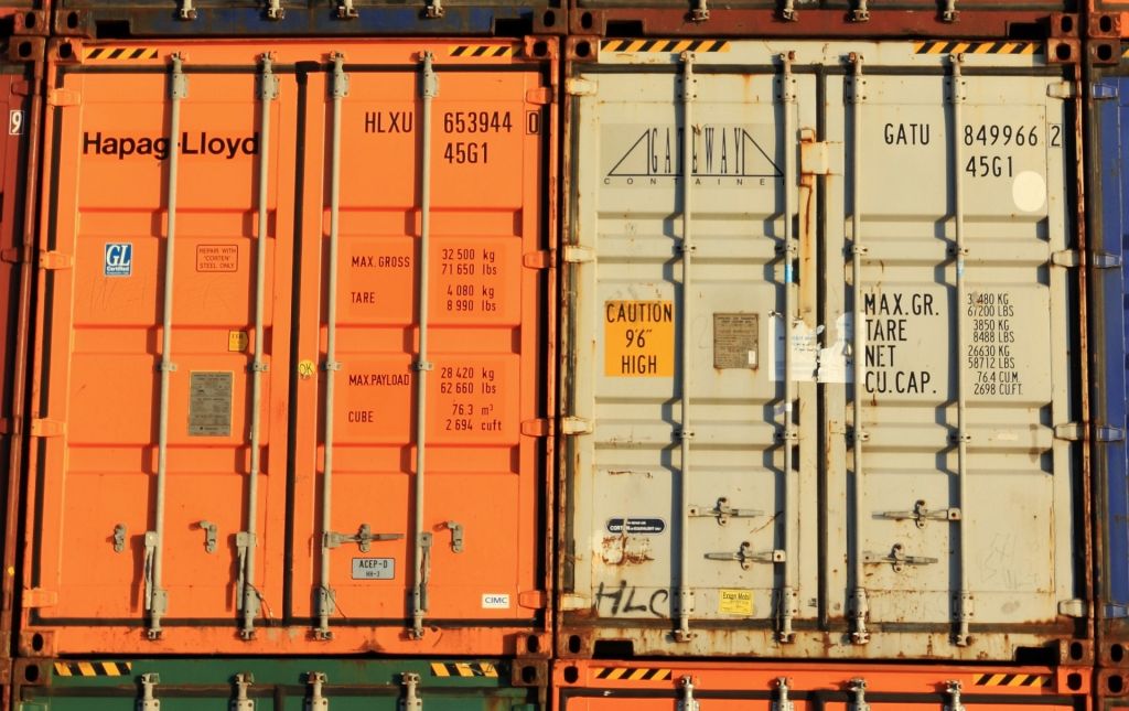 Einbruch in zwei Reifencontainer