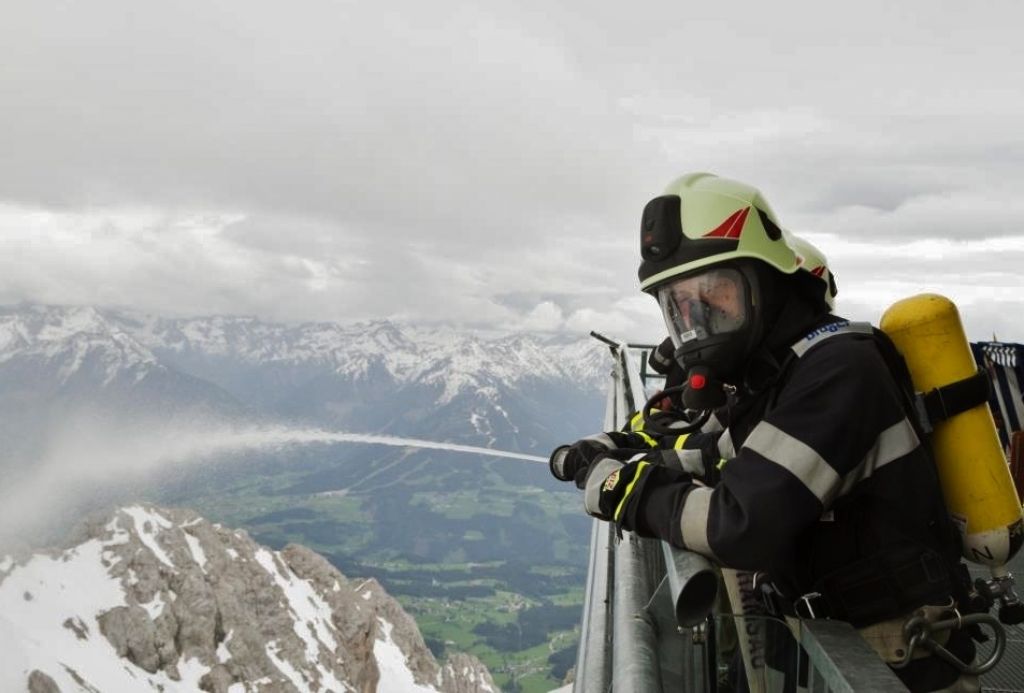 Spektakuläre Übung am Dachstein