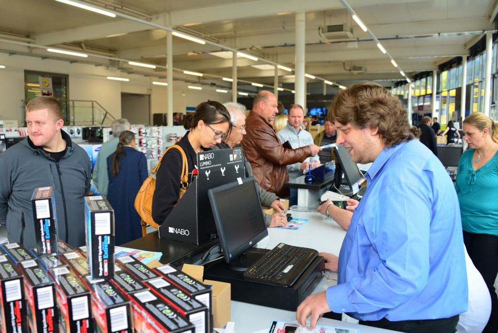 Menschenschlange bei CD1 Eröffnung