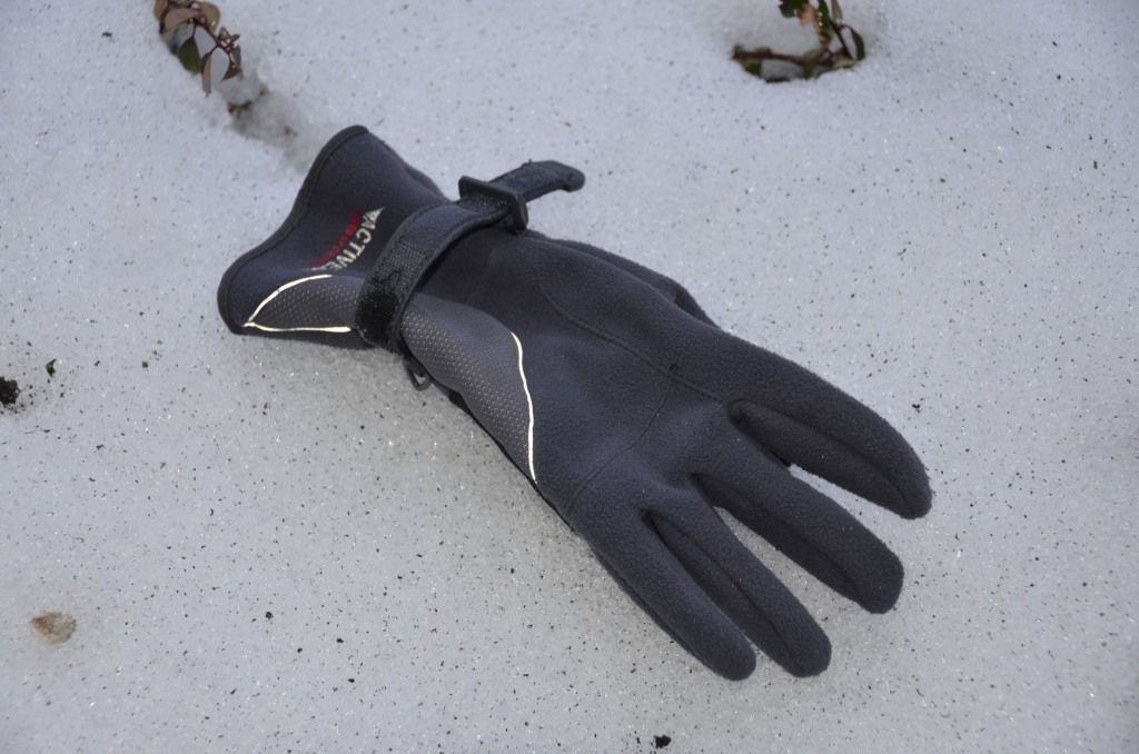 Mann von Schneebrett mitgerissen