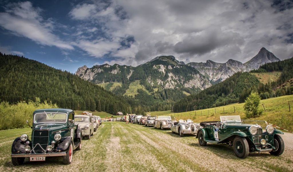 90 Oldtimer kurven durch den Bezirk