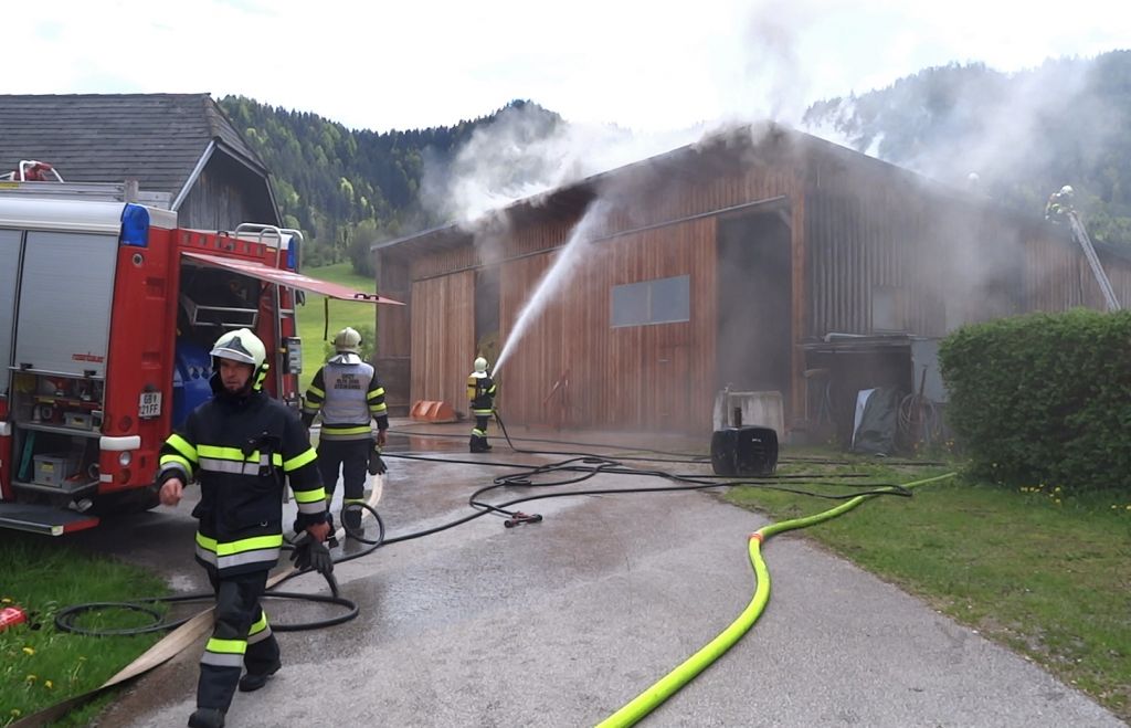 8 Feuerwehren bei Brand einer PV-Anlage