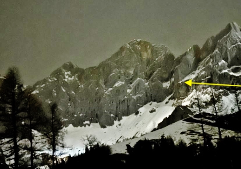 Bergsteiger in eisiger Wand gefangen