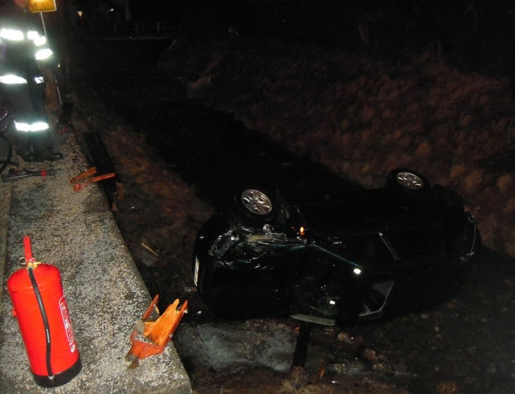 Mit Auto in Bach gestürzt