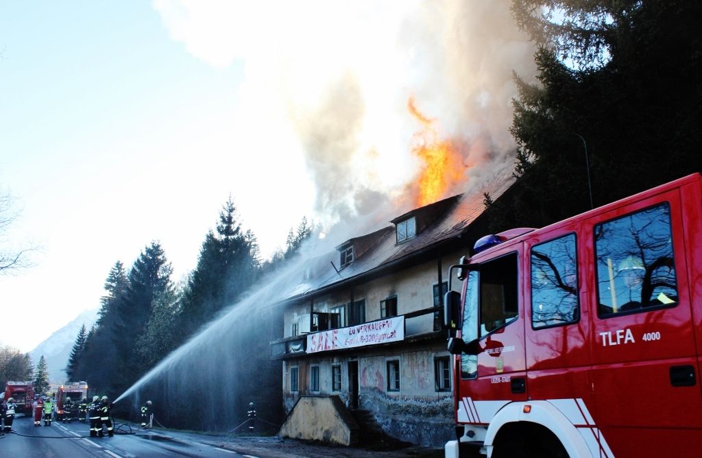 Großbrand neben der B320