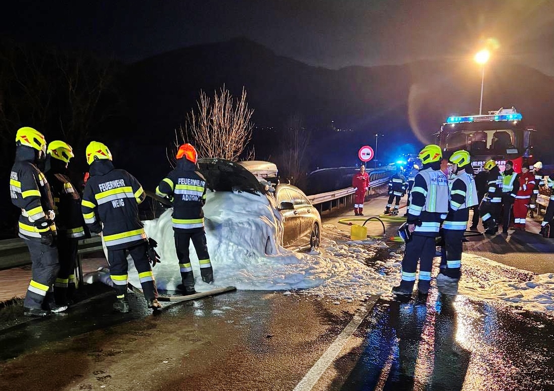 Brand nach Verkehrsunfall auf der B117
