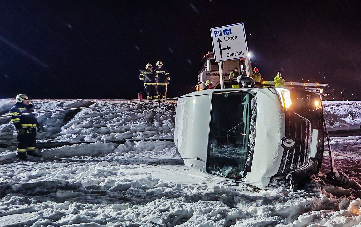 Fahrzeug rutscht bei Schneefall von der B146