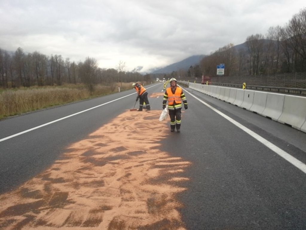 Ölspur auf der A9 im Bereich Trieben