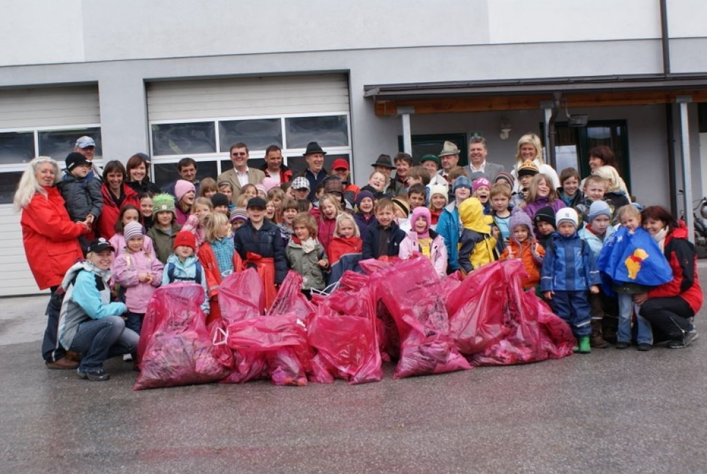 Kinder machen Weissenbach sauber