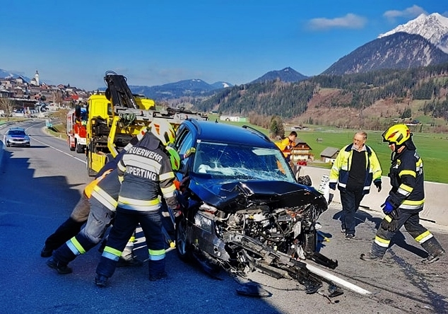 Verkehrsunfall mit eingeklemmter Person