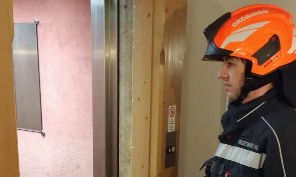 Kinder aus Lift gerettet