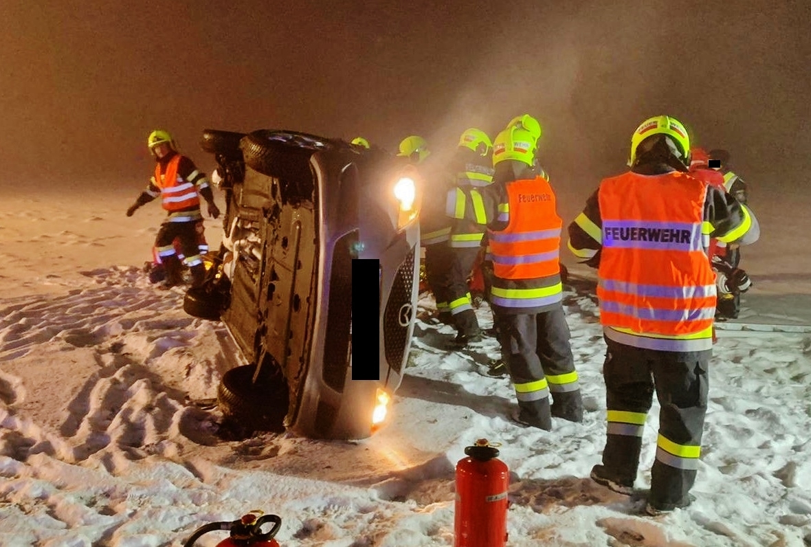 Verkehrsunfall auf der B146 bei Unterdorf