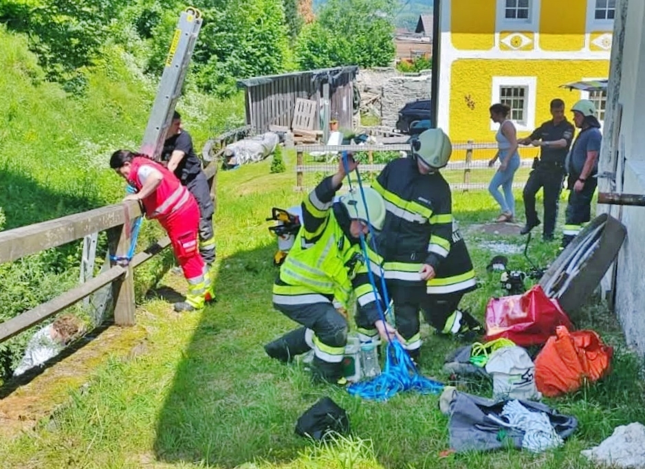 Menschenrettung nach Sturz in Bachbett