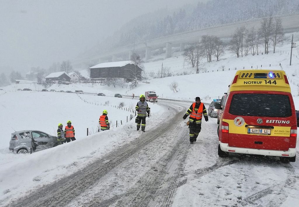 Verkehrsunfall mit eingeklemmter Person