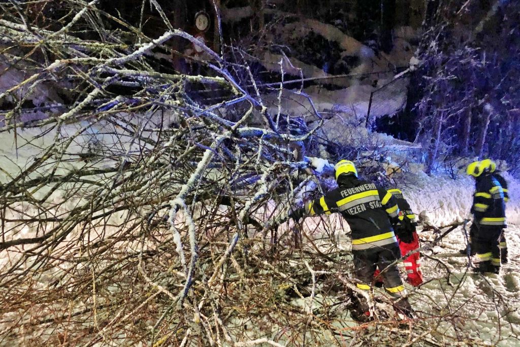 Anhaltender Schneefall fordert Einsatzkräfte