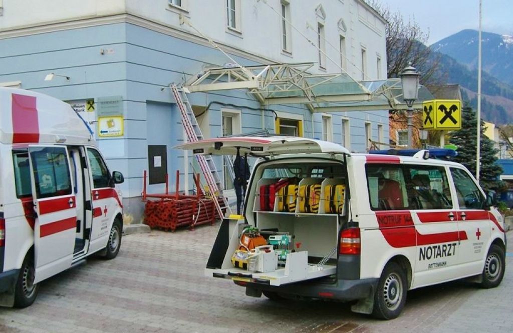 Sturz durch Bank Glasdach