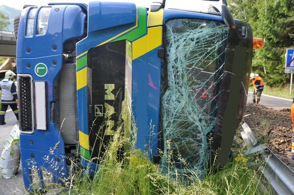 LKW Unfall bei der A9 Auffahrt