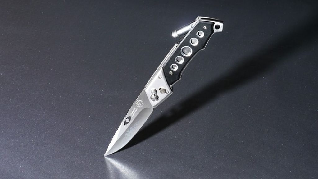 Mit einem Messer ins Bein gestochen