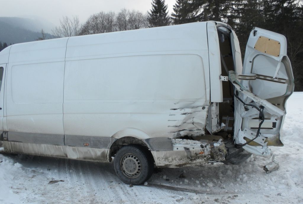 Klein LKW von Zug erfasst