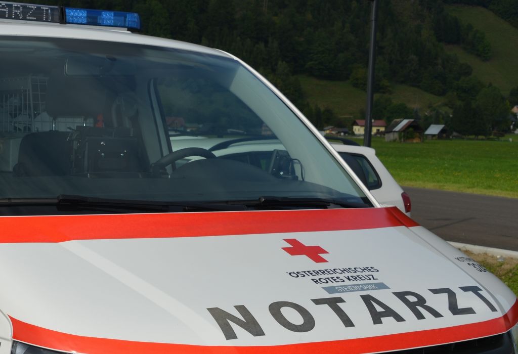 Kleinkind von Transporter verletzt