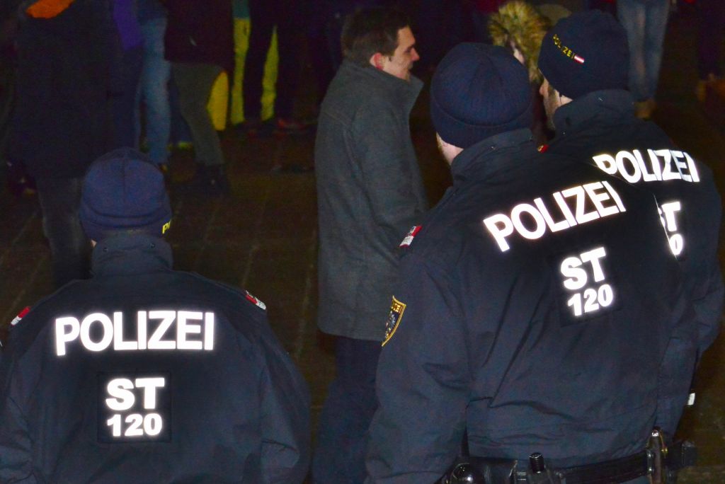Polizisten bei Amtshandlung verletzt