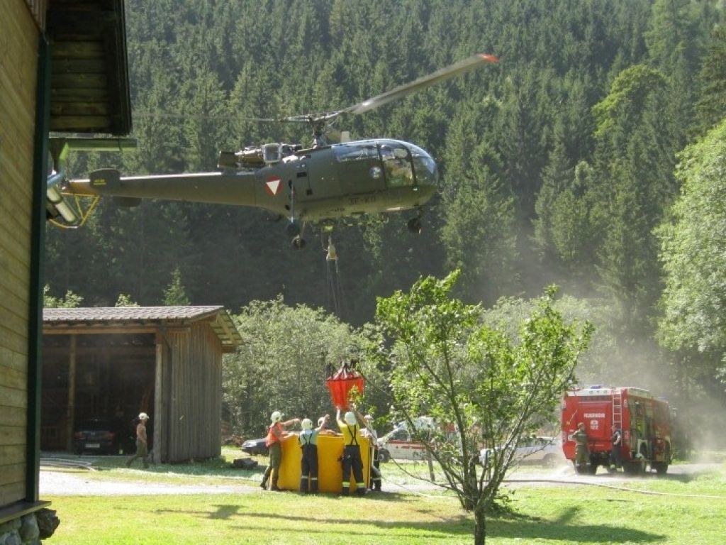 4 Hubschrauber gegen Brand